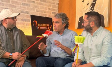 Sergio Fajardo se reúne con microinfluenciadores para impulsar estrategia digital de su campaña