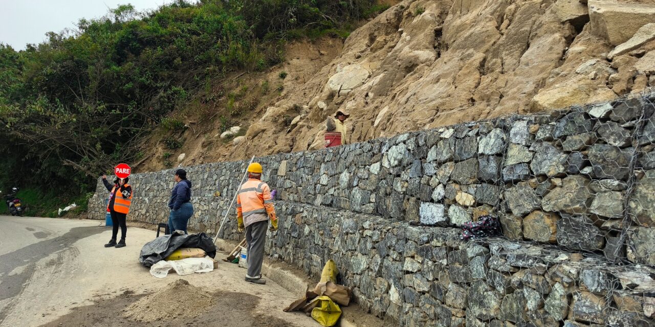 Alcaldía de Bello interviene punto crítico de la vía La Banca para restablecer tránsito seguro hacia San Félix