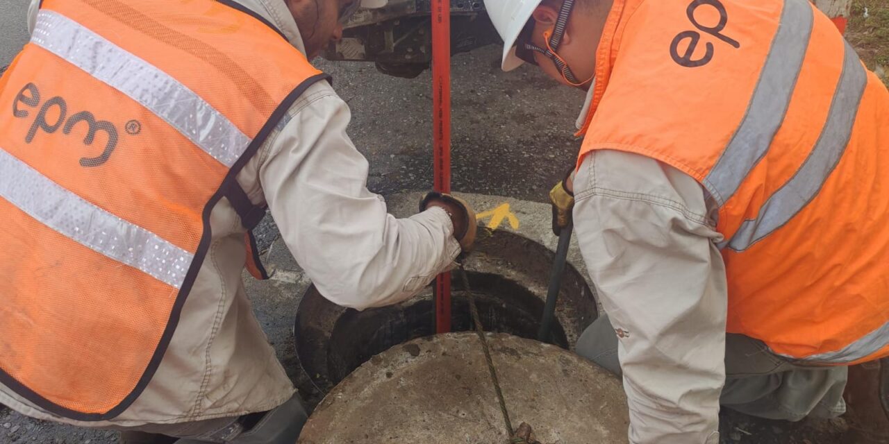 Medellín refuerza mantenimiento del alcantarillado ante temporada de lluvias: más de 16.000 sumideros intervenidos