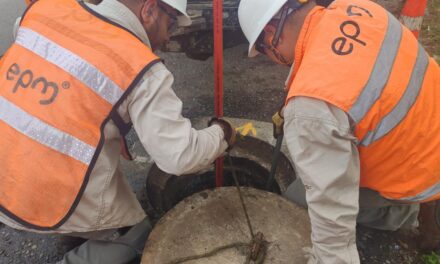 Medellín refuerza mantenimiento del alcantarillado ante temporada de lluvias: más de 16.000 sumideros intervenidos