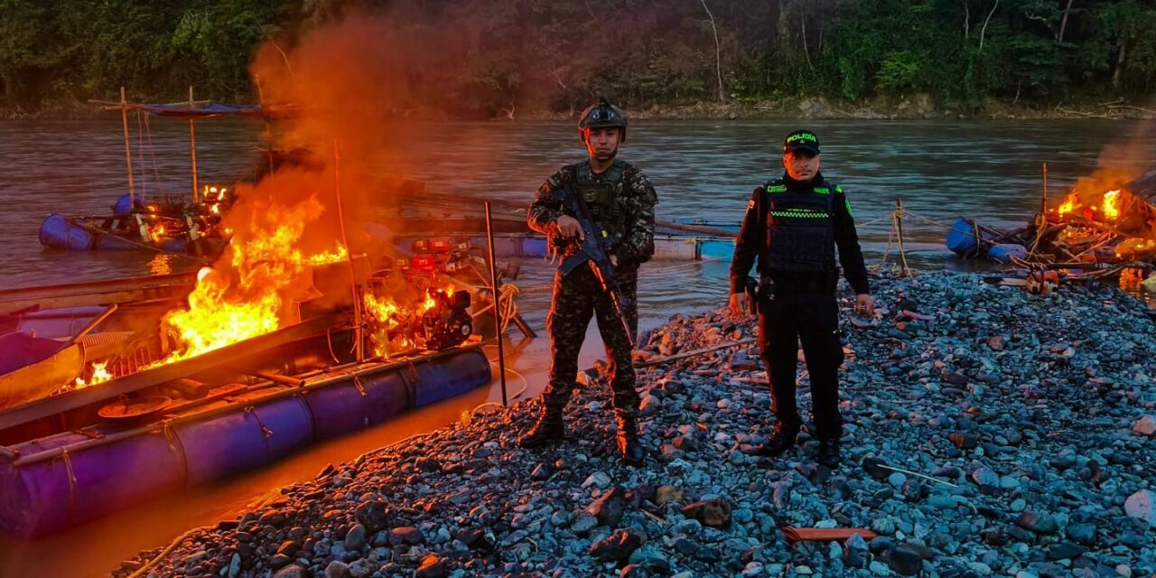 Destruyen cinco dragas en operativo contra minería ilegal en el suroeste de Antioquia
