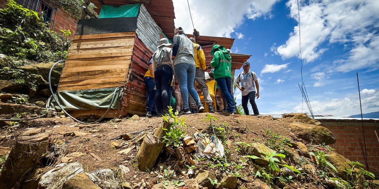 44 familias en alto riesgo en Manrique reciben orientación para evacuación tras emergencia por lluvias