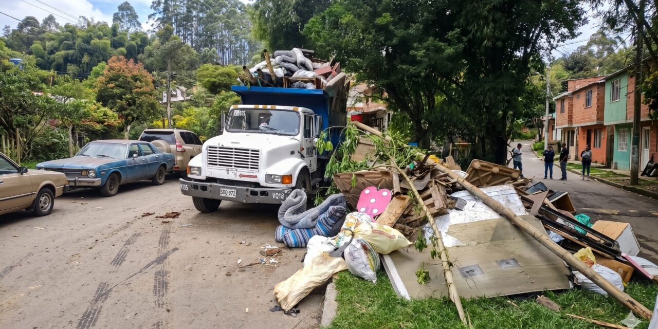 Caldas retiró más de 14 volquetas de residuos voluminosos en jornada ambiental