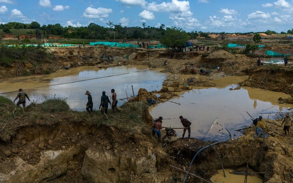 Gobierno ordena investigar denuncias de minería ilegal en unidad militar en Antioquia