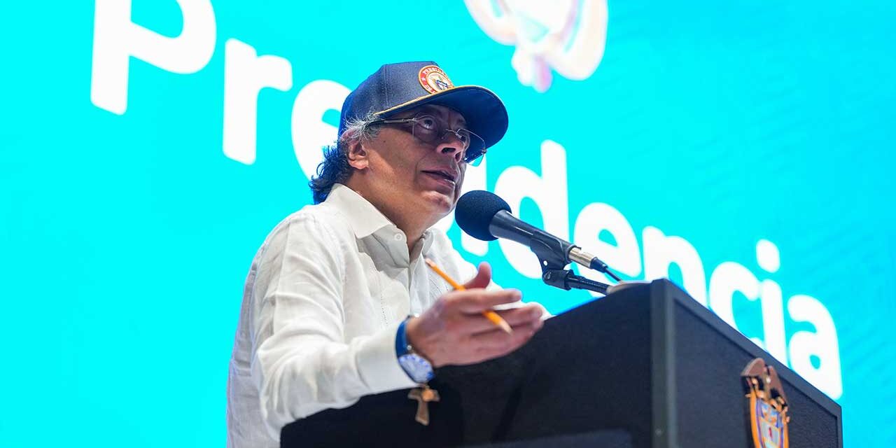 Petro denuncia corrupción en Fuerza Pública y ordena frenar avance de la minería ilegal en Colombia