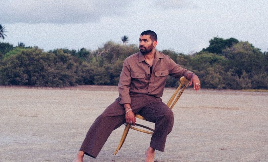 Cosme transforma el tarot en música con “BRUJO”, un álbum que explora la identidad, la nostalgia y las raíces puertorriqueñas