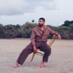Cosme transforma el tarot en música con “BRUJO”, un álbum que explora la identidad, la nostalgia y las raíces puertorriqueñas