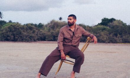Cosme transforma el tarot en música con “BRUJO”, un álbum que explora la identidad, la nostalgia y las raíces puertorriqueñas