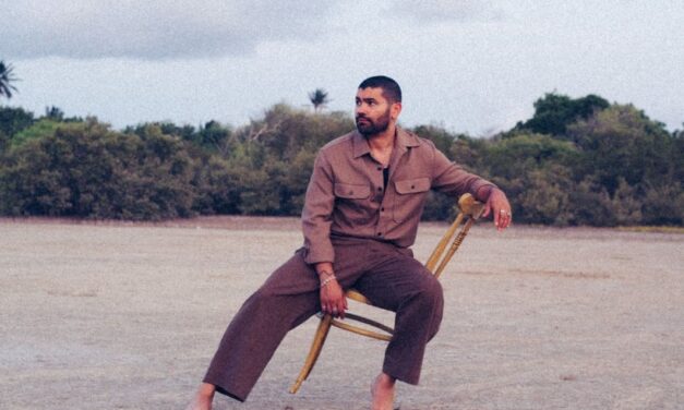 Cosme transforma el tarot en música con “BRUJO”, un álbum que explora la identidad, la nostalgia y las raíces puertorriqueñas