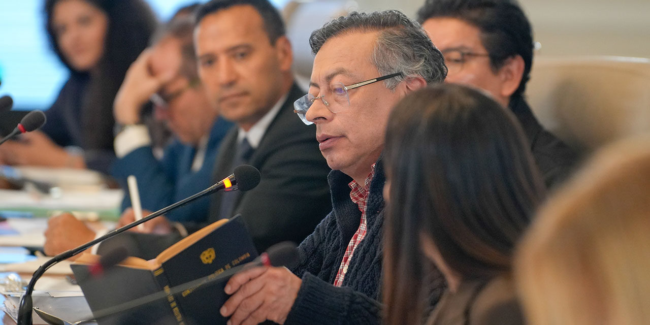Petro anuncia medidas contra fondos privados y EPS por manejo de recursos públicos
