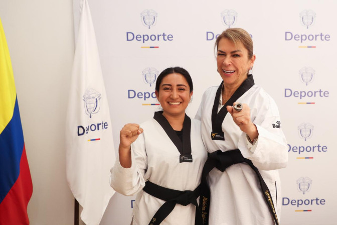 Ministra del Deporte recibe cinturón negro honorífico de taekwondo otorgado por liga de Guainía