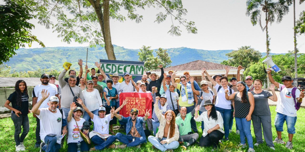 Reforma Agraria entrega en Risaralda predio ligado al paramilitarismo a familias campesinas