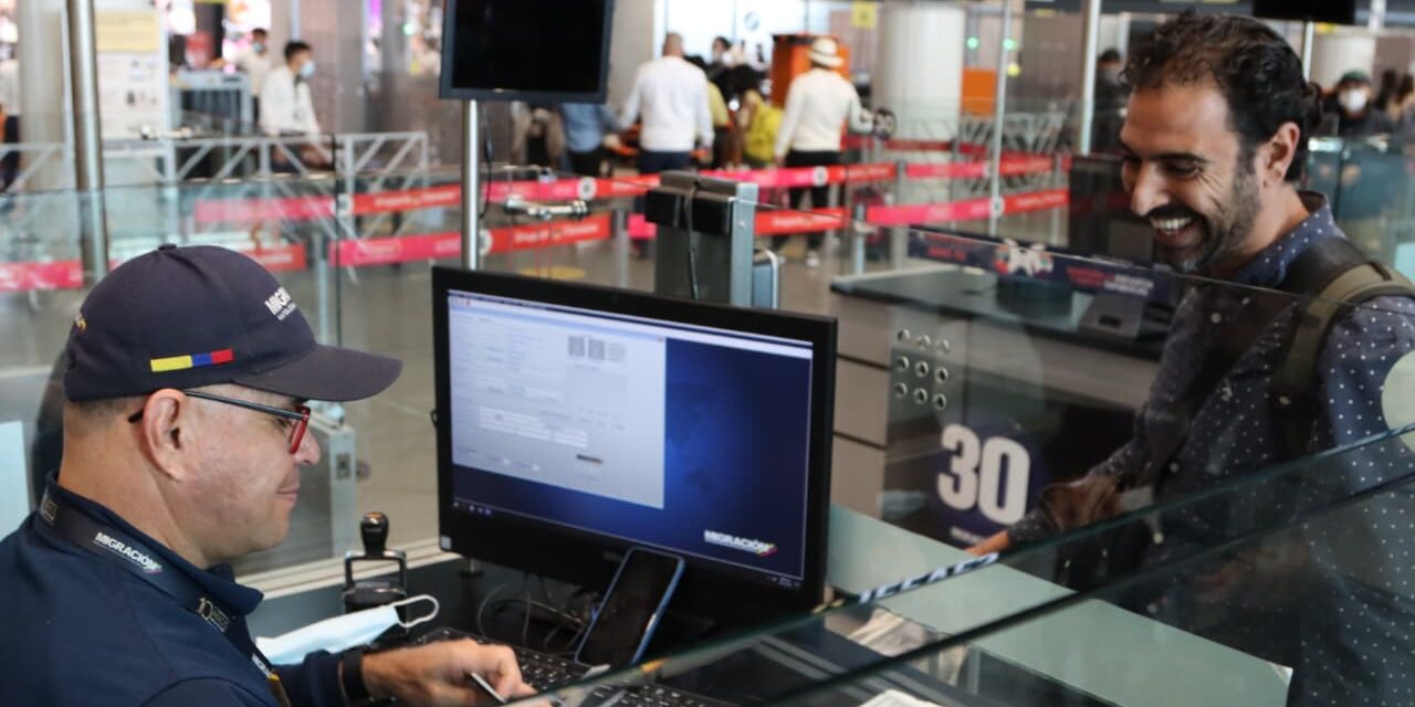 ¿Muchos colombianos se están yendo del país? Informe revela qué hay detrás del aumento de viajes al exterior