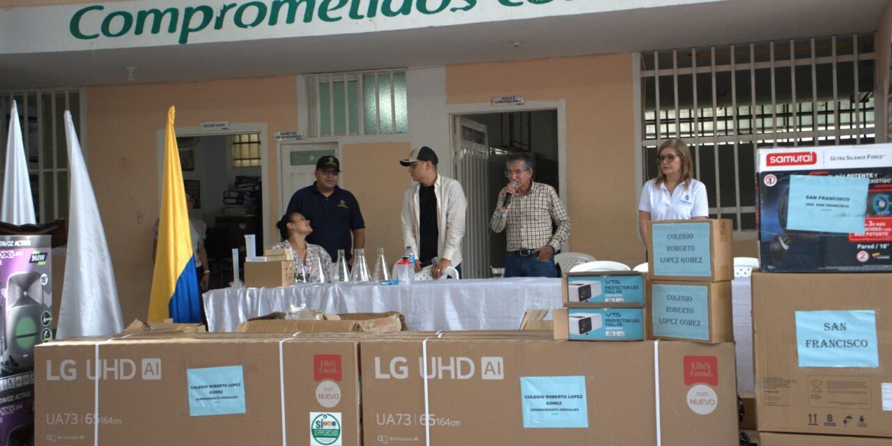 Más de 2.000 estudiantes rurales recibieron dotación tecnológica en Antioquia