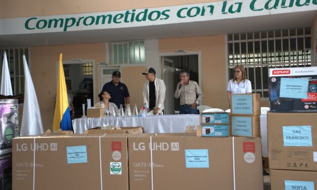Más de 2.000 estudiantes rurales recibieron dotación tecnológica en Antioquia