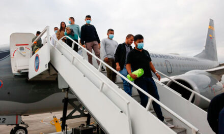 Más de 7.500 colombianos deportados desde EE. UU. han sido repatriados en vuelos de la Fuerza Aeroespacial Colombiana
