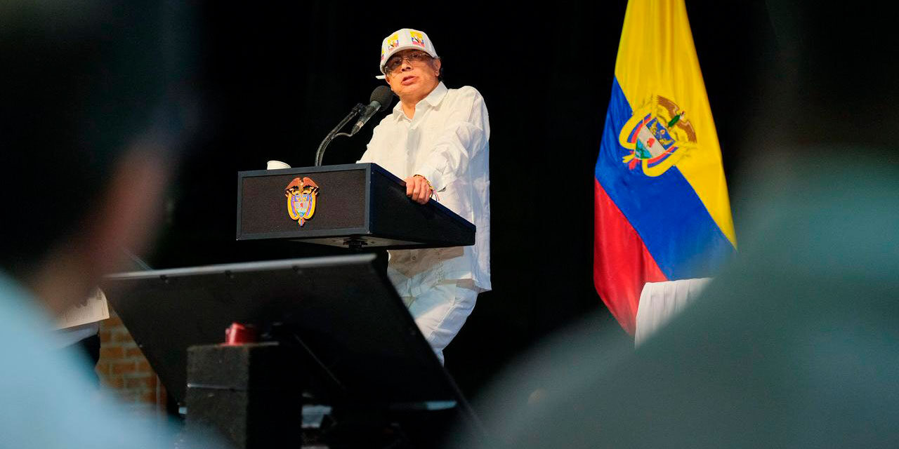 Petro defendió política de paz y pidió no abandonar el diálogo con grupos armados en Colombia