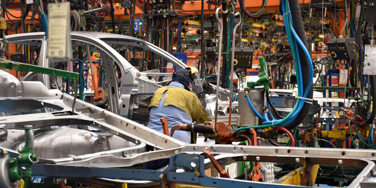 Colombia dispara sus exportaciones de vehículos: ventas de buses y automóviles crecieron 191 % en 2026