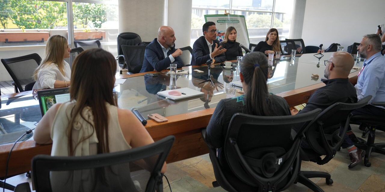Corantioquia y Quebradona firman alianza para fortalecer la protección ambiental en el Suroeste antioqueño