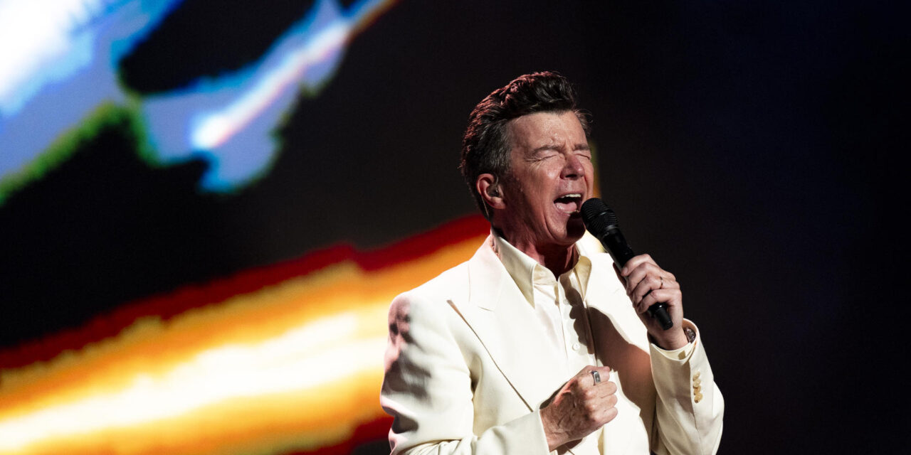 Rick Astley convierte el festival de Cap Roig en una fiesta llena de recuerdos
