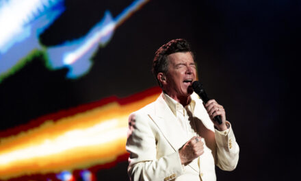 Rick Astley convierte el festival de Cap Roig en una fiesta llena de recuerdos