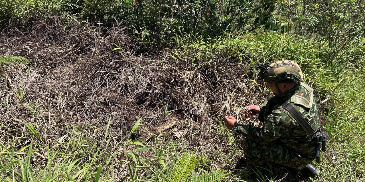 Ejército destruye dos artefactos explosivos abandonados en un camino rural de Anorí
