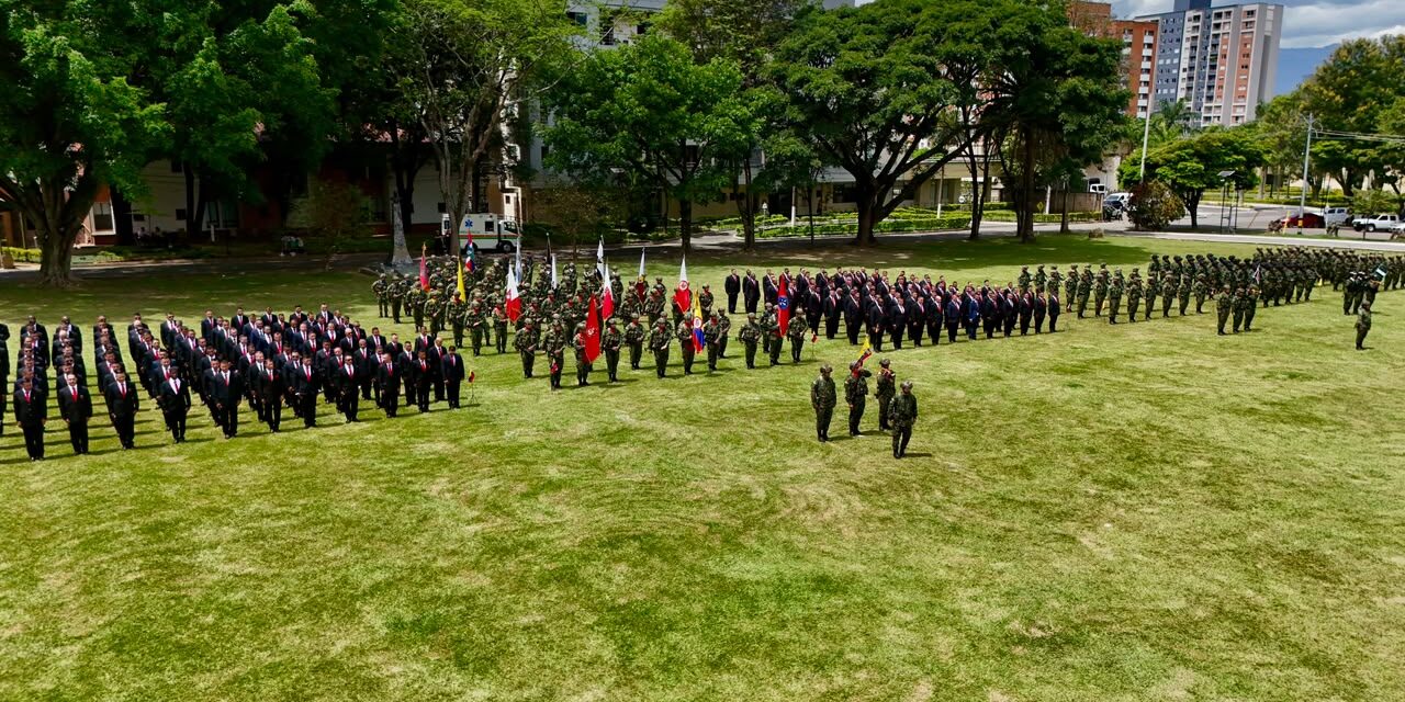 192 soldados profesionales culminan su servicio militar y reciben homenaje en Medellín tras 20 años de carrera