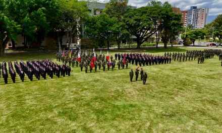192 soldados profesionales culminan su servicio militar y reciben homenaje en Medellín tras 20 años de carrera