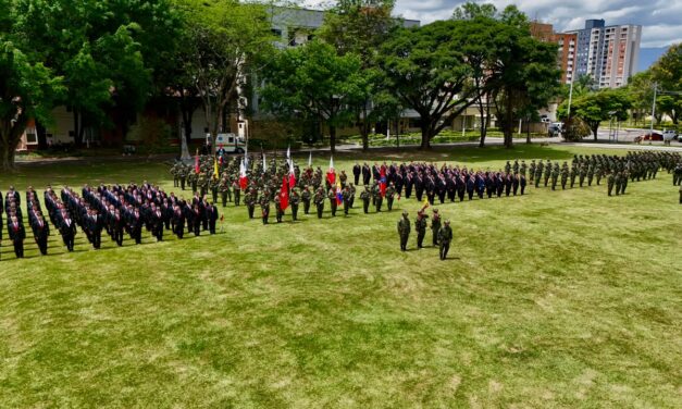 192 soldados profesionales culminan su servicio militar y reciben homenaje en Medellín tras 20 años de carrera