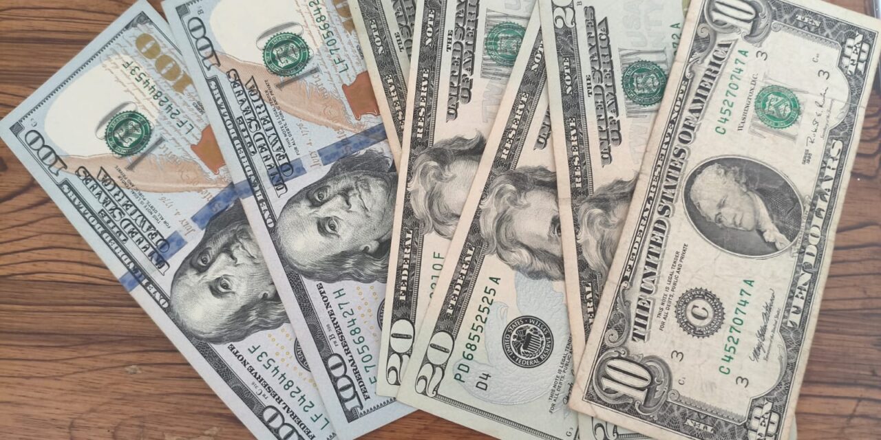 Caída del dólar dispara salidas hacia el exterior