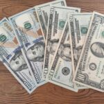 Caída del dólar dispara salidas hacia el exterior