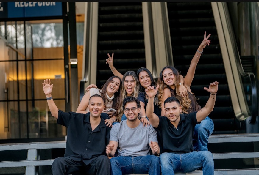 Medellín gradúa a su primera cohorte de profesionales en Digital Business en medio del auge de la inteligencia artificial
