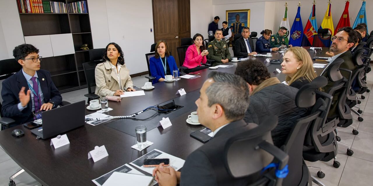 MinDefensa presenta HELIOS, sistema con IA para detectar riesgos de corrupción en contratos públicos