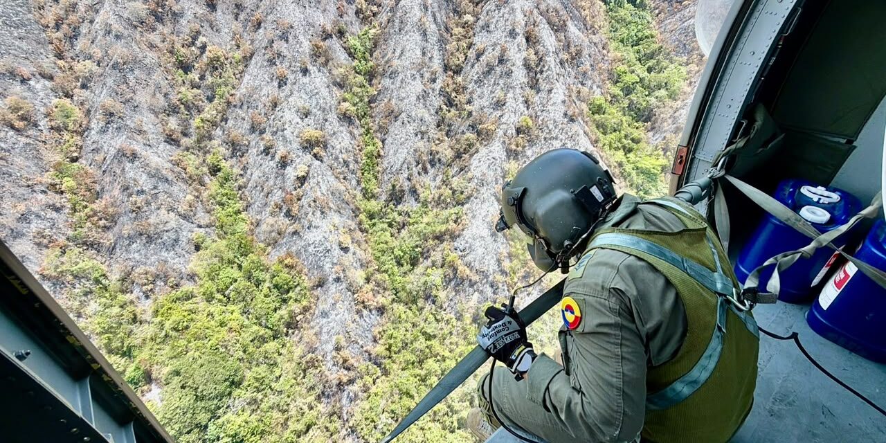 Helicóptero Black Hawk apoyó desde el aire la extinción de incendio forestal en Santa Fe de Antioquia