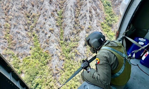 Helicóptero Black Hawk apoyó desde el aire la extinción de incendio forestal en Santa Fe de Antioquia