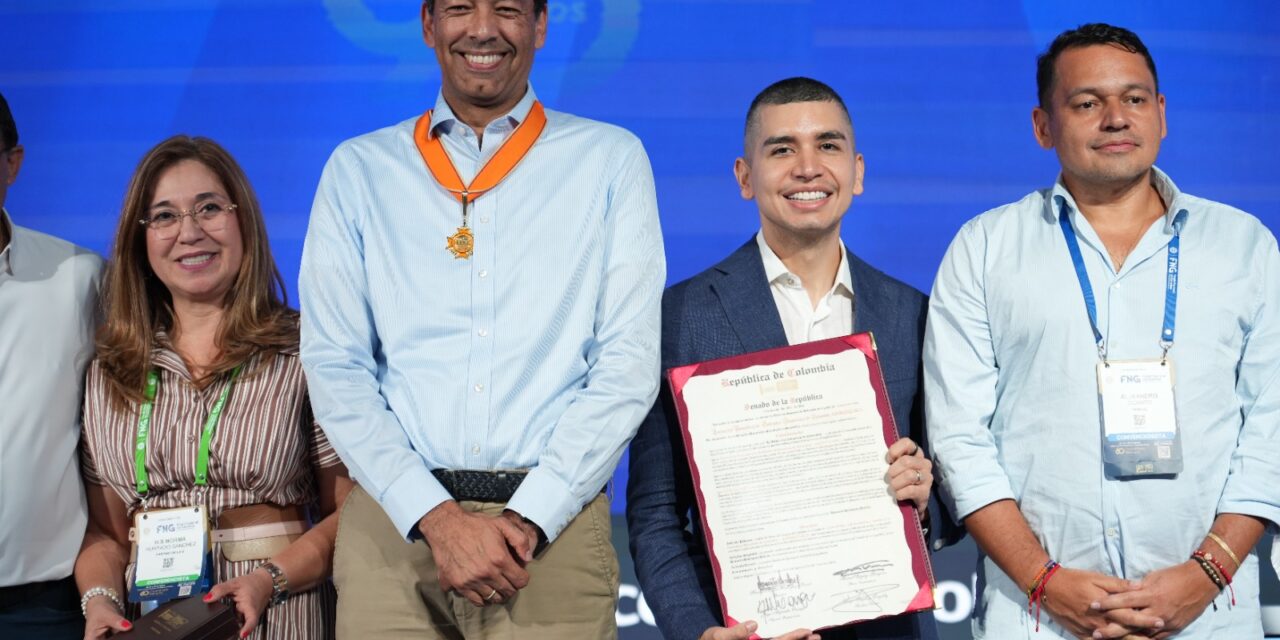 Jonathan Malagón y Javier Suárez recibieron la Orden de la Democracia “Simón Bolívar” en grado Cruz Comendador