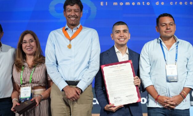 Jonathan Malagón y Javier Suárez recibieron la Orden de la Democracia “Simón Bolívar” en grado Cruz Comendador