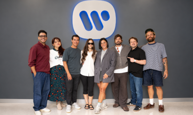 Aria Vega firma con Warner Music Latina tras su nominación al Latin GRAMMY