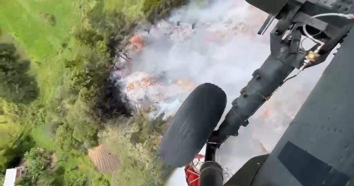 Helicóptero de la Fuerza Aeroespacial combate incendio de gran magnitud en Rionegro