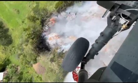 Helicóptero de la Fuerza Aeroespacial combate incendio de gran magnitud en Rionegro
