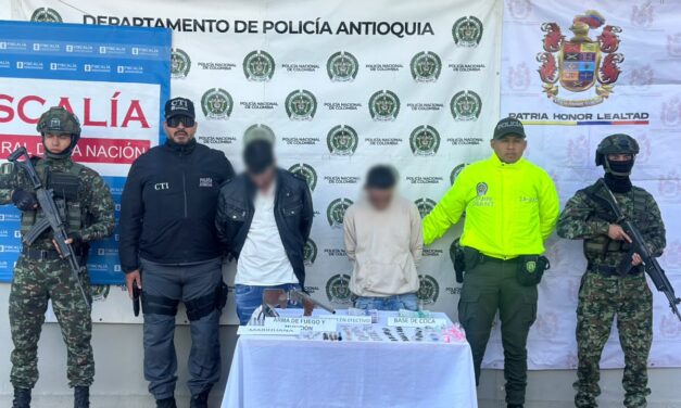 Dos capturas y armas incautadas durante allanamientos en Santa Rosa de Osos