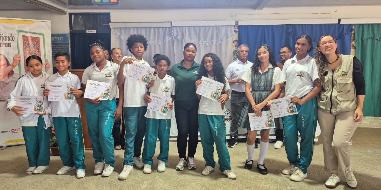200 estudiantes de Apartadó culminan formación en Cátedra de Paz y llevan sus aprendizajes a su comunidad