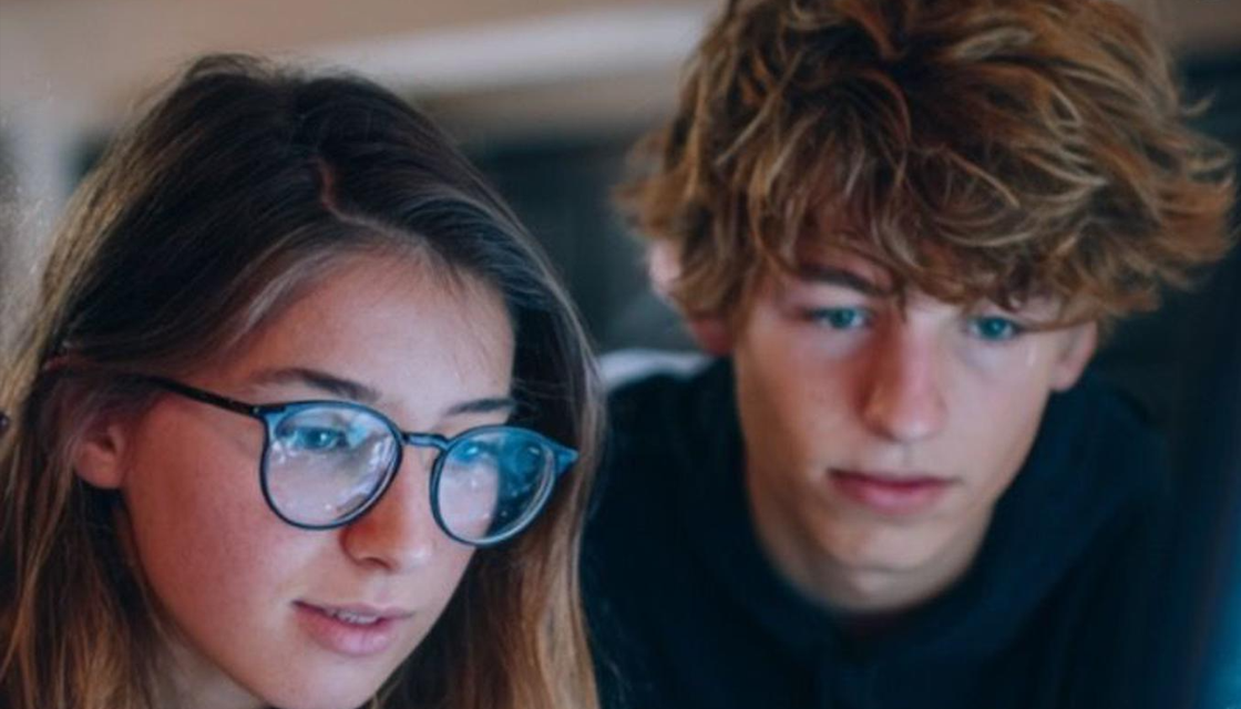 Casi 1 de cada 2 adolescentes y jóvenes españoles le pide a la IA que le haga sus tareas escolares