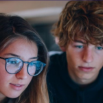 Casi 1 de cada 2 adolescentes y jóvenes españoles le pide a la IA que le haga sus tareas escolares