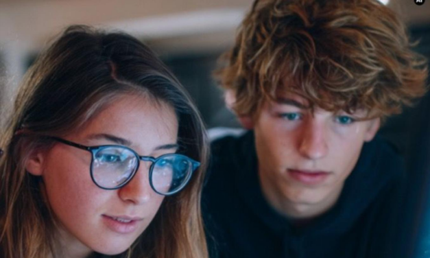 Casi 1 de cada 2 adolescentes y jóvenes españoles le pide a la IA que le haga sus tareas escolares