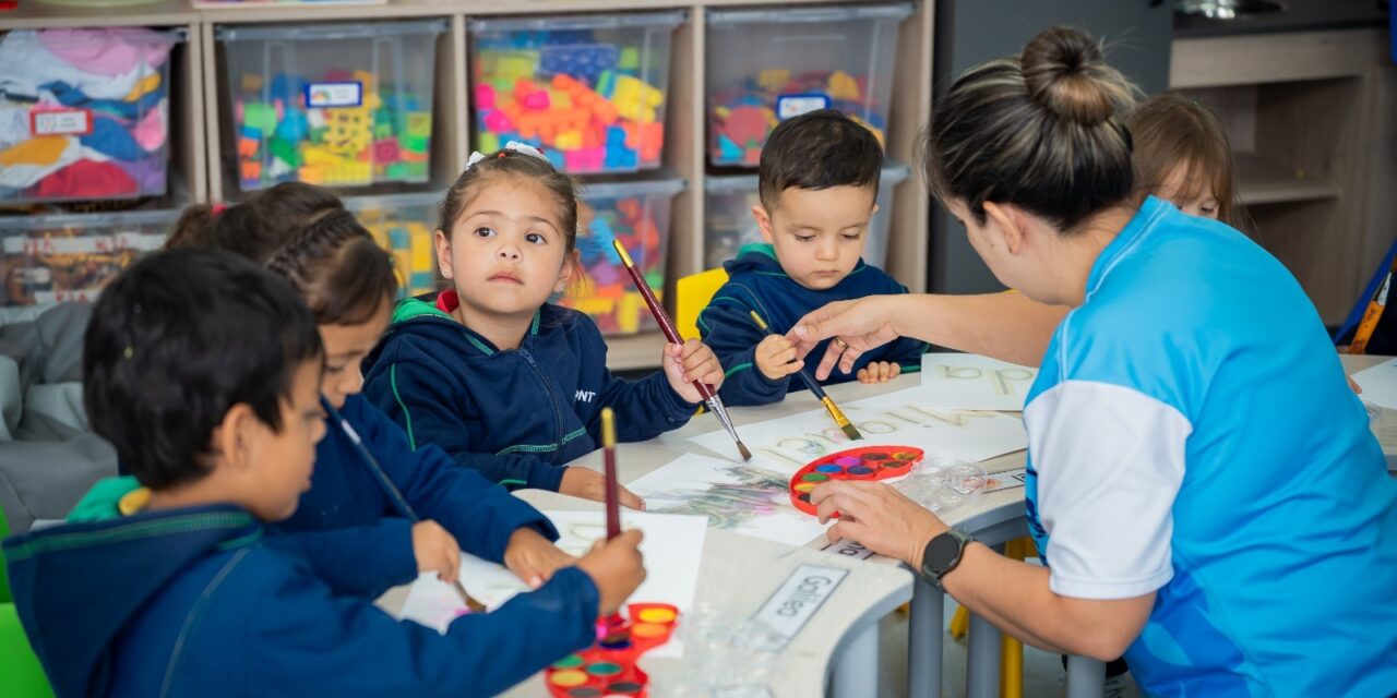 Estudiantes en Colombia fortalecen creatividad, autonomía y pensamiento crítico mediante habilidades socioemocionales