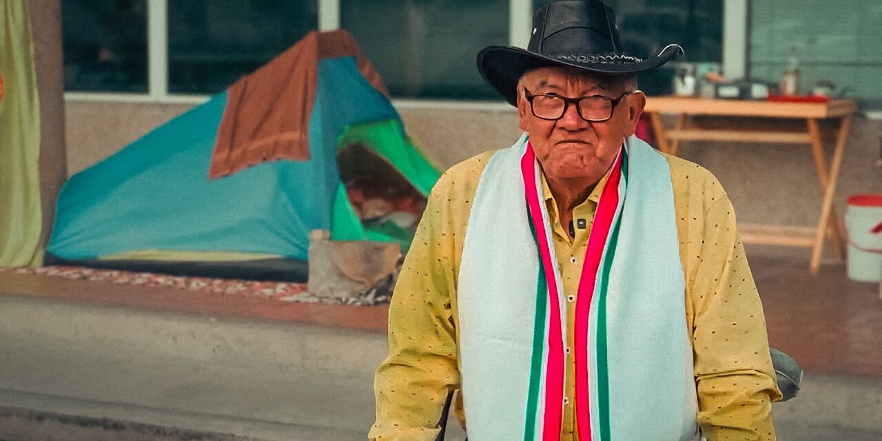 Tras vivir 23 meses en una carpa frente a la ANT, Octavio Feria recibió un predio en Cundinamarca
