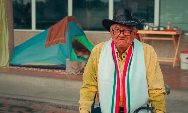 Tras vivir 23 meses en una carpa frente a la ANT, Octavio Feria recibió un predio en Cundinamarca