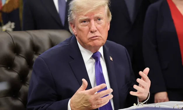 Trump se mofa del apoyo LGBTQ+ a Palestina durante un mitin